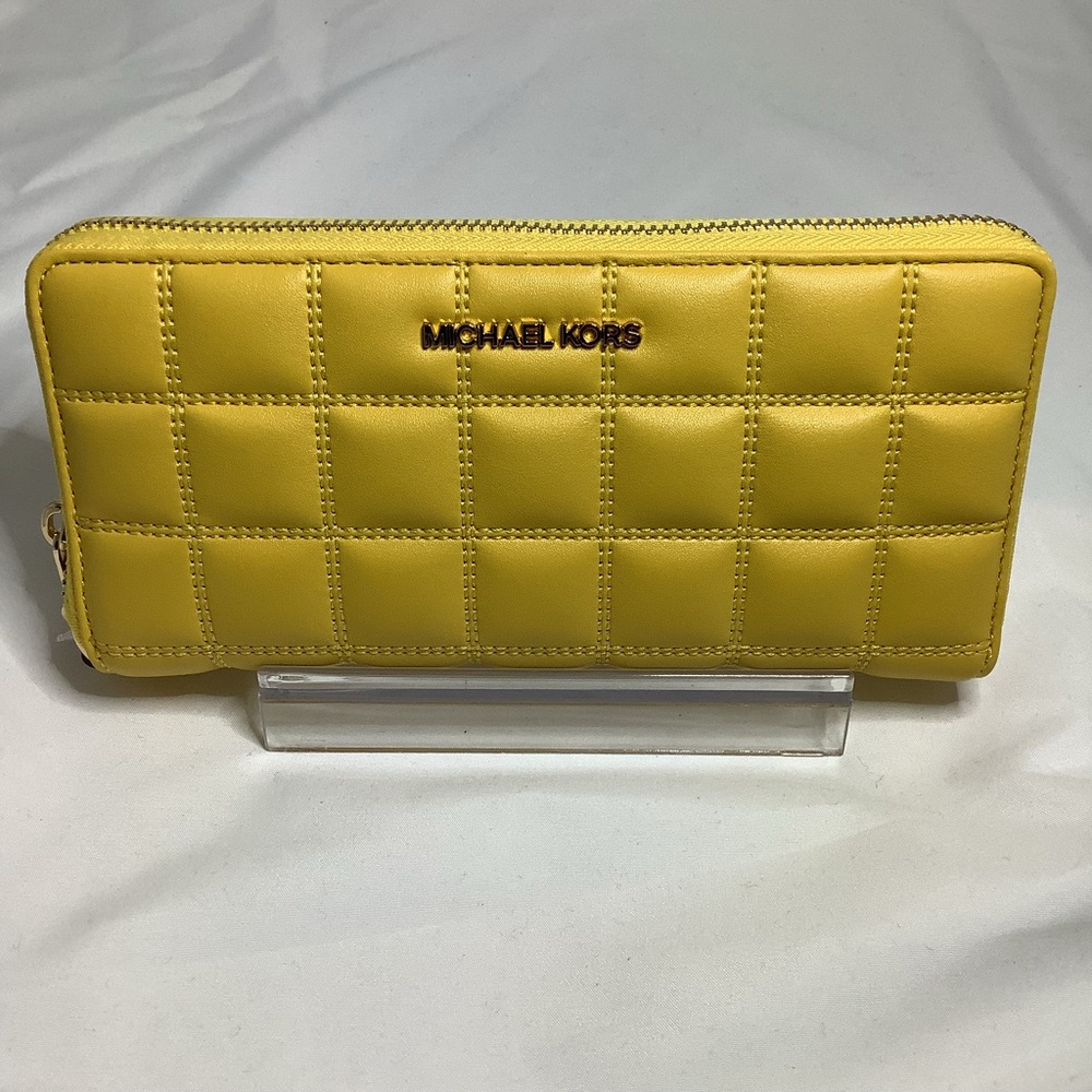NWT Michael Kors Quilted Wallet
